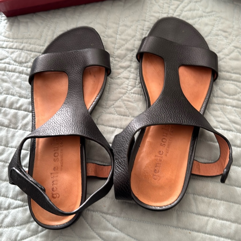 Gentle Souls by Kenneth Cole Women's Flat Black Leather Sandals 7.5